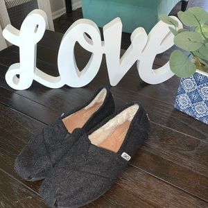 Black fluffy Toms 👽